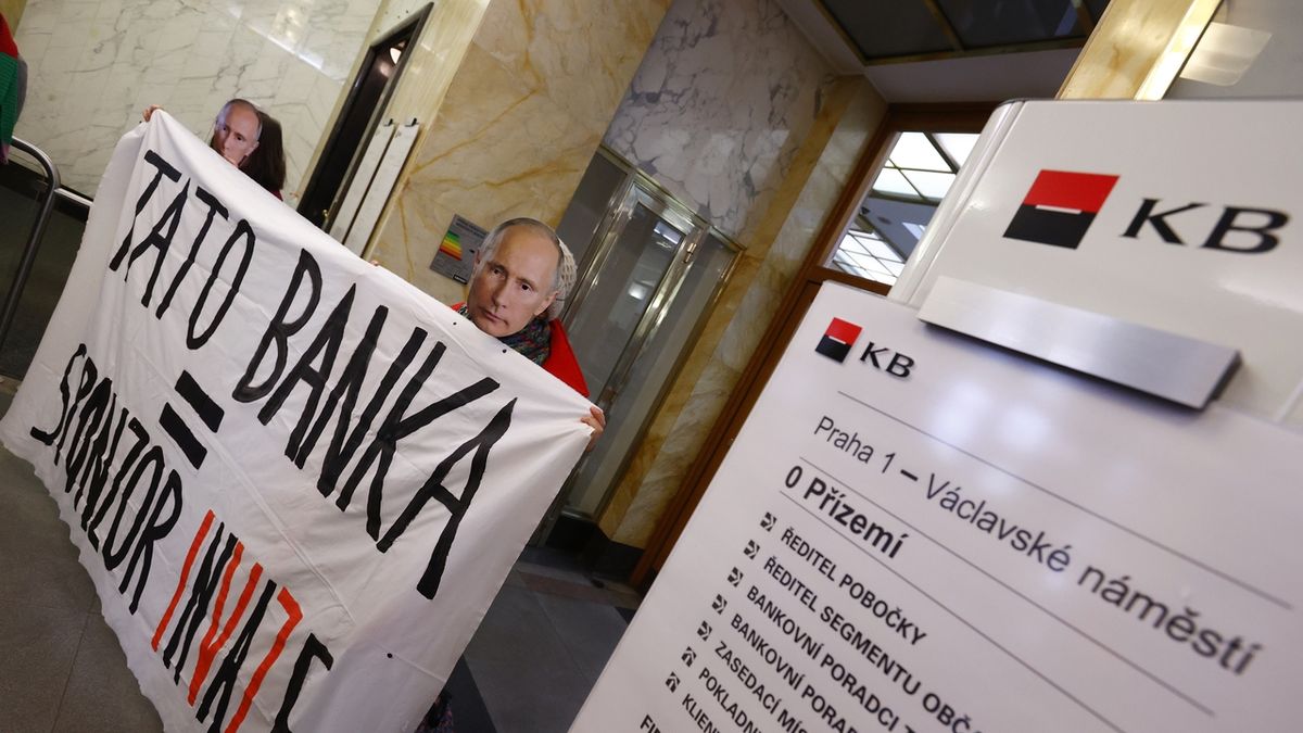 FOTO: Aktivisté protestovali v Komerční bance proti spolupráci s Ruskem